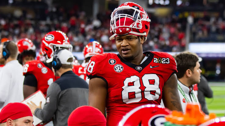 ESPN REPORT : Georgia bulldogs star coach announces contract accepted by a very popular team…..